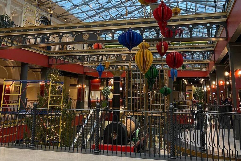 Каток среди леса, рождественские концерты в особняке, сверкающие ярмарки с запахом корицы и глинтвейна, атмосферные кафешки и умопомрачительные декорации улиц — вот они, атрибуты новогоднего Петербурга. Вы без напряга организуете себе насыщенную программу на праздники. Читайте статью Питер Online и сохраняйте 30 классных идей, куда пойти и на что посмотреть в зимние каникулы.