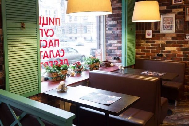 Есть в Петербурге демократичное уютное кафе недалеко от Площади Восстания. Здесь можно приятно поужинать со второй половинкой или пообедать с коллегами и друзьями. Для компаний заведение предлагает несколько видов комплексных обедов.