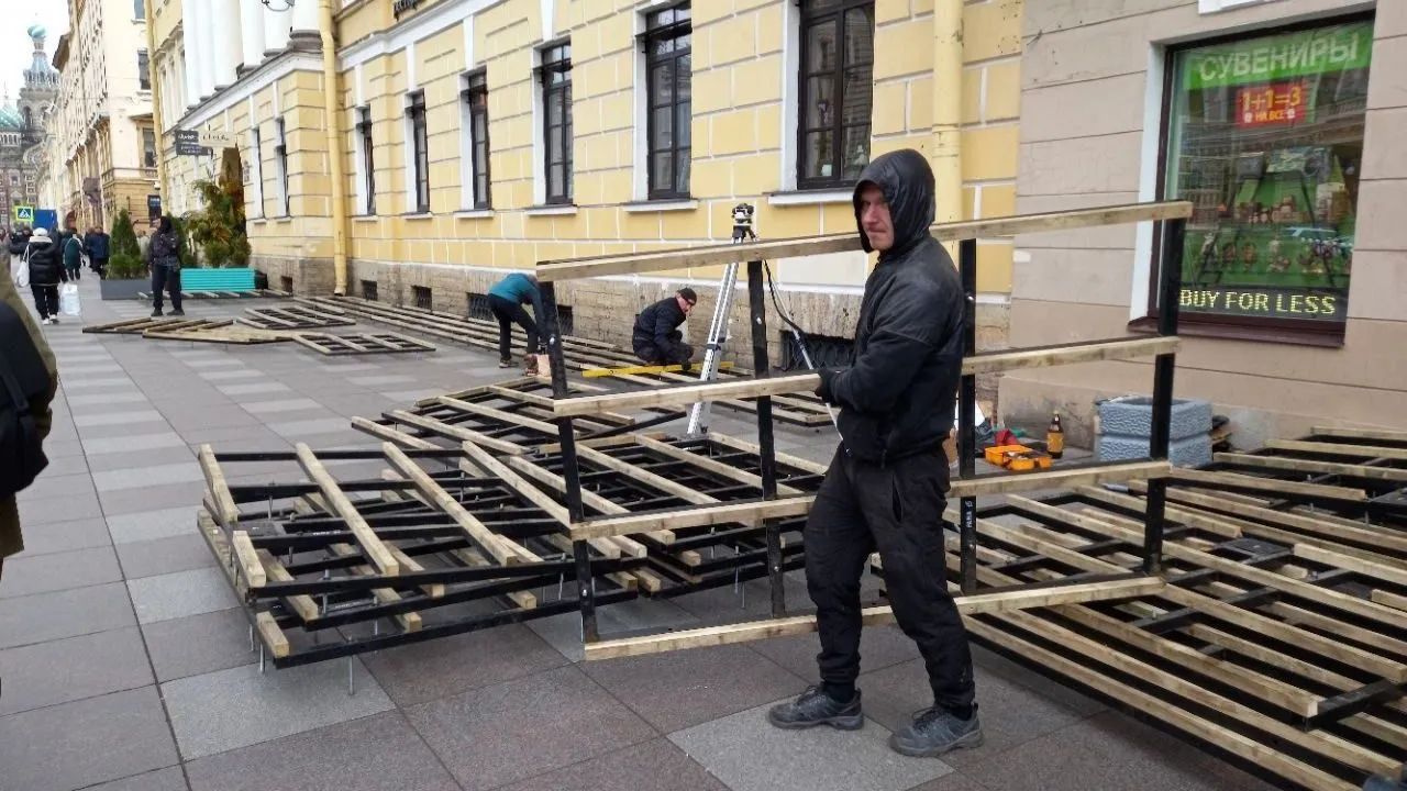Рестораторы Невского получили рекомендацию убрать летние террасы до старта сезона 16 апреля — потери до 30% сезонной выручки.