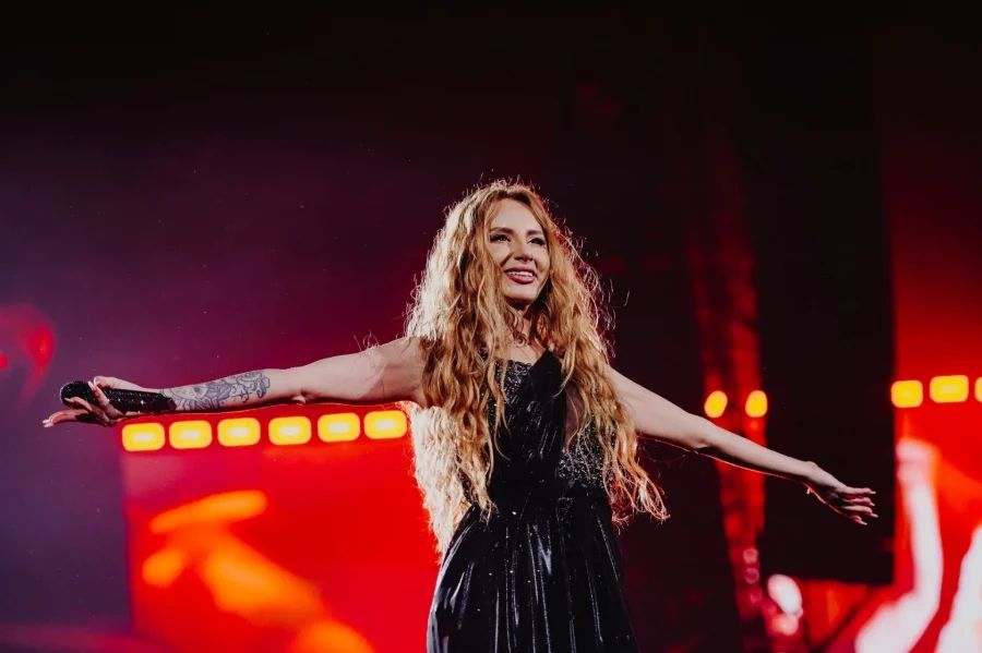 ANNA ASTI на сцене во время концерта Царица