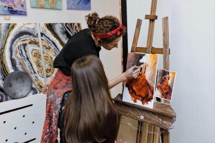 От создания фигурок из глины до изучения робототехники, от мастерства в живописи до секретов кулинарии – в городе на Неве дети могут погрузиться в увлекательный мир мастер-классов по самым разным направлениям, интересам и возрастам. Питер Online собрал 30 мастер-классов для детей в Санкт-Петербурге, которые не только помогут развить и раскрыть творческие способности, но и приобрести новые навыки, а главное – весело провести время и получить массу положительных эмоций.