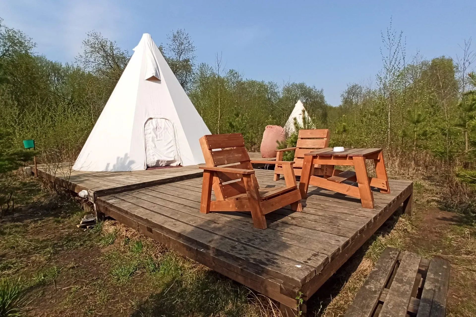 Глэмпинг Boho Camp на границе Карелии и Ленобласти — индейские типи на деревянном настиле среди леса