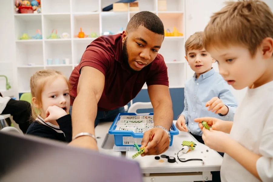 Например, в школе Priviata внимание уделяется игровым подходам и развитию критического мышления и креативности. Лицей «Паскаль» и школа «Аксон» подчеркивают важность индивидуального подхода и всестороннего развития учеников. В школе «Деловая волна» сочетаются российские и британские образовательные стандарты, а «Тет-А-Тет» привлекает сильным акцентом на творчество и искусства, в то время как «Артхелло Атлас» привлекает полным учебным днем до 19:00 и собственным бассейном. Эти и другие частные школы Петербурга обеспечивают высокий уровень обучения и подготовку к современной жизни.