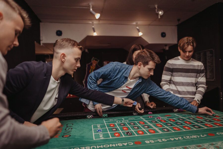 Чем себя развлечь, когда все достопримечательности Санкт-Петербурга осмотрены? Сходите на интерактивные выставки, где разрешено трогать экспонаты, нажимать на кнопки, и где взрослому будет нескучно провести время. В подборке вы найдете даже пикантные музеи с тематикой 18+.