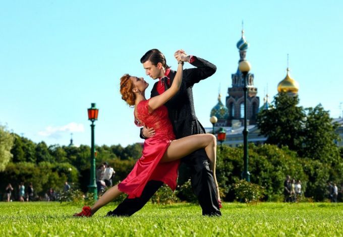 Волнующие прикосновения, магия взглядов. Танго известен по всему миру как страстный и темпераментный танец. Студия «Sierra Maestra» приглашает всех петербуржцев 24 ноября на открытый урок по самому страстному направлению. Водоворот эмоций и бонус для новичков – скидка на абонемент 20% ждут каждого гостя!