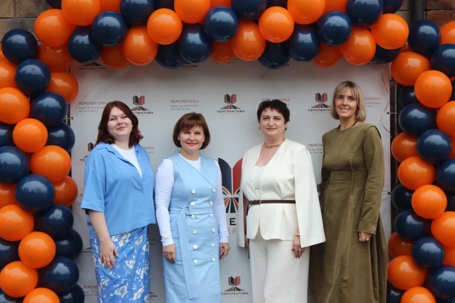 Например, в школе Priviata внимание уделяется игровым подходам и развитию критического мышления и креативности. Лицей «Паскаль» и школа «Аксон» подчеркивают важность индивидуального подхода и всестороннего развития учеников. В школе «Деловая волна» сочетаются российские и британские образовательные стандарты, а «Тет-А-Тет» привлекает сильным акцентом на творчество и искусства, в то время как «Артхелло Атлас» привлекает полным учебным днем до 19:00 и собственным бассейном. Эти и другие частные школы Петербурга обеспечивают высокий уровень обучения и подготовку к современной жизни.