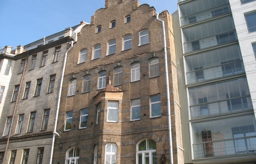 Угловая башня доходного дома Френкеля, возвышающаяся над окружающими зданиями