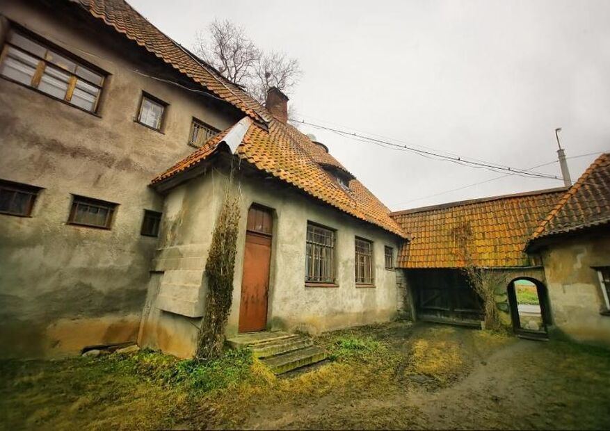 Необычное двухэтажное здание в стиле северного модерна с башенками и верандой