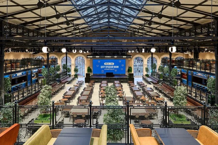 Внутреннее пространство Вокзала 1853 - масштабный фуд-холл в здании бывшего Варшавского вокзала с сохраненными историческими элементами архитектуры и современными зонами для отдыха и питания