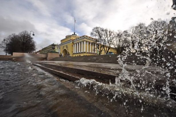 u0412 u041fu0435u0442u0435u0440u0431u0443u0440u0433 u0432u043eu0437u0432u0440u0430u0449u0430u0435u0442u0441u044f u0448u0442u043eu0440u043cu043eu0432u043eu0439 u0432u0435u0442u0435u0440