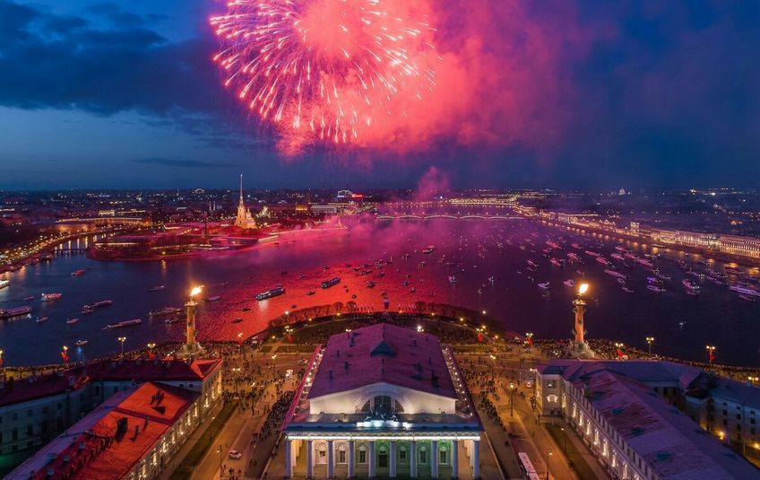 В Петербурге в честь 75-летия Победы в&nbsp;небе над городом пролетят боевые самолеты и вертолеты, а в Неву войдут военные корабли, катера и крейсеры.&nbsp;Завершится празднование Дня Победы традиционным салютом. В честь окончания войны над Невой прозвучат тридцать поименных залпов.