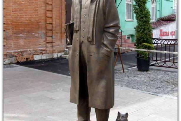 24 сентября поклонники поэта и его творчества смогут увидеть необычный памятник Хармсу. Памятник представляет из себя точную копию автопортрета, которая была сделана самим литератором на полях своей рукописной визитной карточки. В честь открытия будет устроено чаепитие с домашней выпечкой и приятной музыкой.