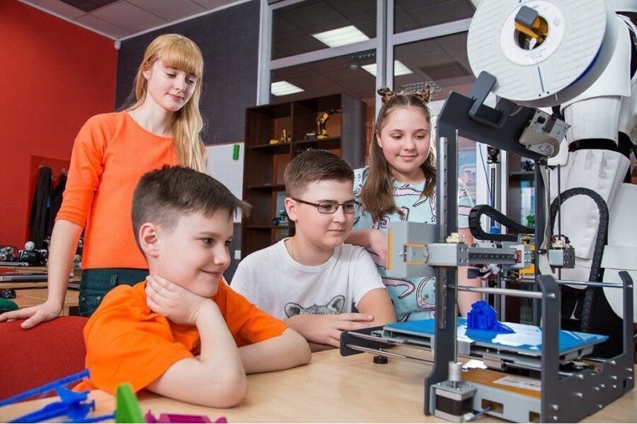 Дети программируют роботов и создают компьютерные игры в современном IT-лагере