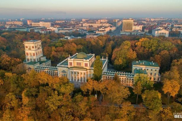 Проект «Ленфильм-парк» представляет собой киногород, объединяющий кинопроизводственные и складские помещения, павильоны, натурные съемочные площадки и развлекательно-интерактивную зону. Всё это будет размещено в пределах нового многофункционального квартала «Югтаун».