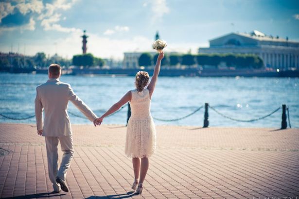 Настоящий ажиотаж в городских ЗАГСах ожидается 8 июля: зарегистрировать свои браки в самый семейный праздник желают 367 петербургских пар.