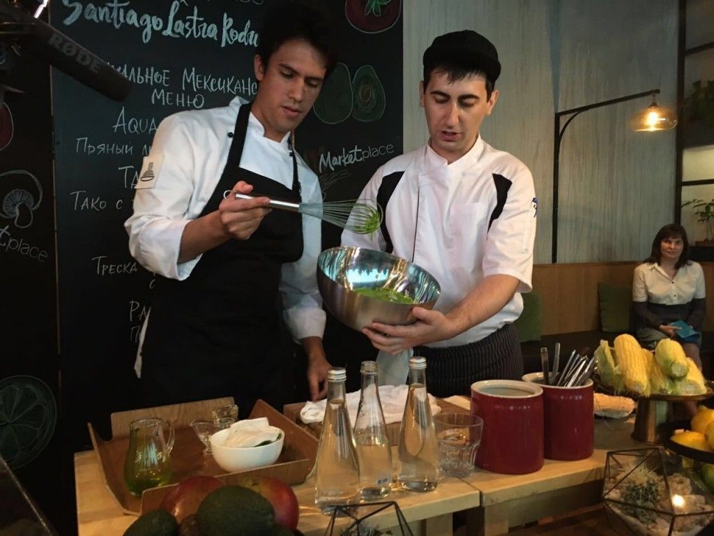 u041eu0441u0435u043du044cu044e u043fu0435u0442u0435u0440u0431u0443u0440u0436u0446u0435u0432 u0443u0434u0438u0432u044fu0442 u043du0435u043eu0431u044bu0447u043du043eu0439 u043cu0435u043au0441u0438u043au0430u043du0441u043au043eu0439 u043au0443u0445u043du0435u0439