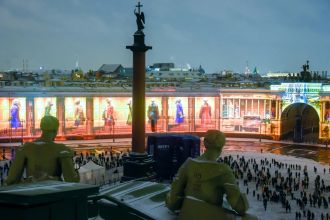 На Дворцовой площади в конце последнего месяца лета вновь всю ночь будут бесплатно показывать кино. 27 августа в рамках всероссийской акции «Ночь кино» покажут «Легенду № 17», «Батальонъ» и «Смешариков». Также планируют праздничное шоу и другие развлекательные мероприятия, программа пока уточняется и будет известна позже.