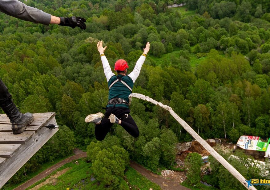 Прыжок с веревкой команды 23BLOCK с Павловской трубы высотой 88 метров - единственного легального объекта в Петербурге