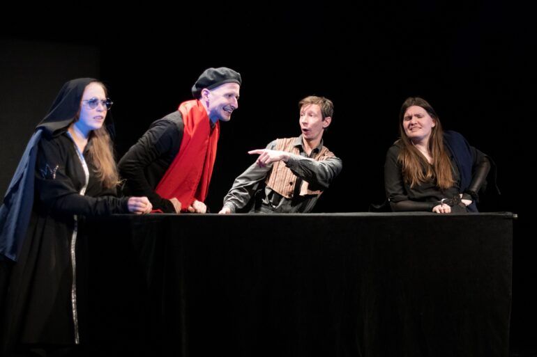 Освоить творческую профессию, раскрыть навыки артиста, избавиться от зажимов и стеснения — для актерских курсов нет ничего невозможного. Здесь учат сценическим движениям, погружению в образ, импровизации, правильной и красивой речи. Питер Online собрал подборку театральных студий, которые пробудят в вас талантливого актера.