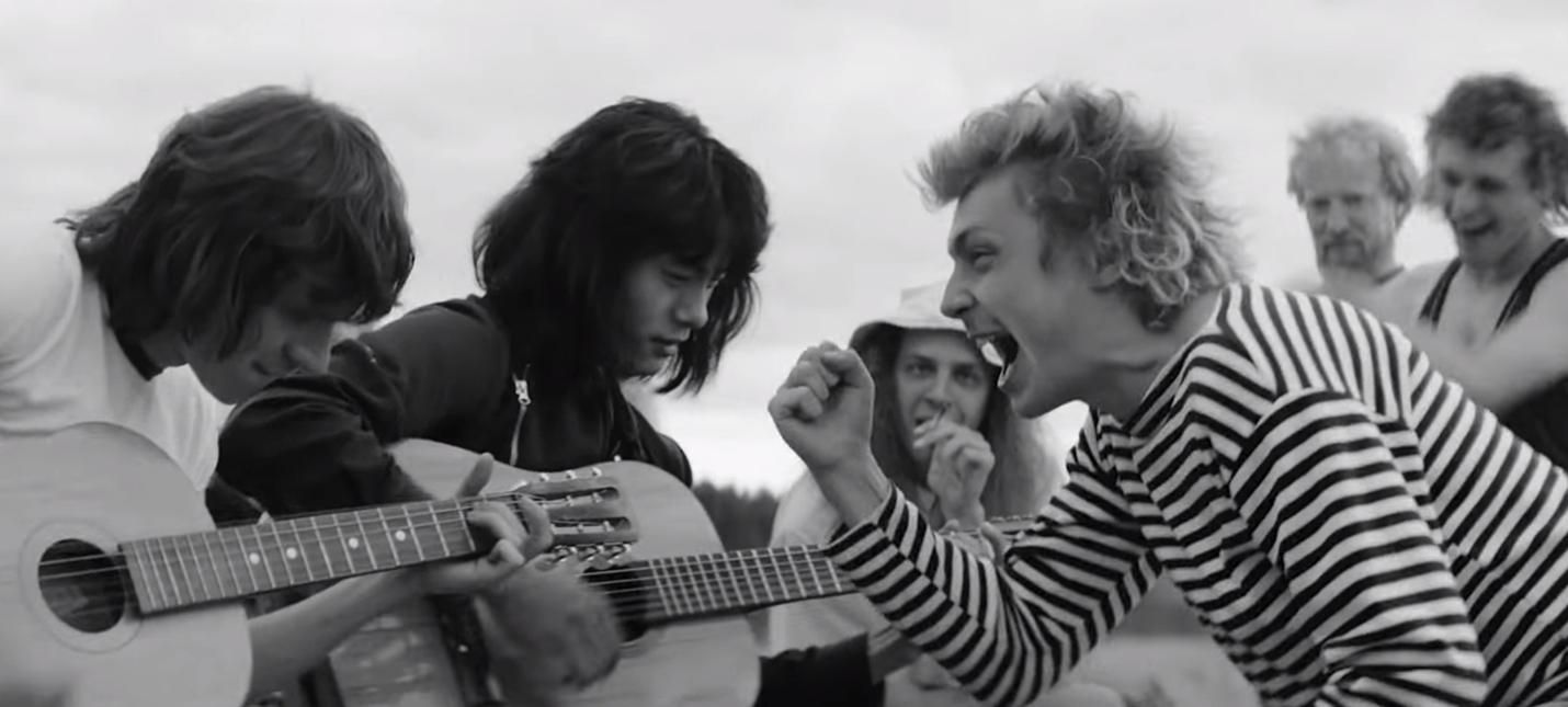 Петербург стал настоящей творческой музой для легенд русского рока - Майка Науменко, Виктора Цоя, Бориса Гребенщикова, Юрия Шевчука… Кто-то из них был питерцем по рождению, кто-то - по зову сердца. Погрузиться в мир творчества и тех, и других предлагает онлайн-кинотеатр ivi. Сервис подготовил подборку документальных фильмов о питерских музыкантах и не только. 