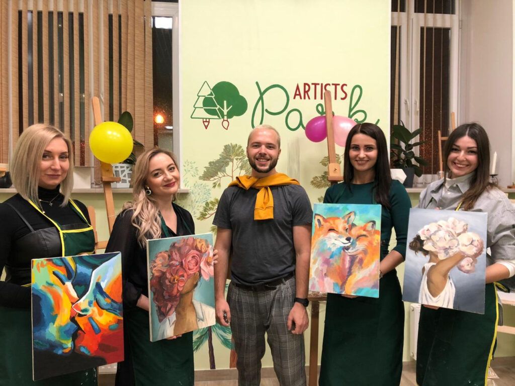 Участники творческого мастер-класса в Artists Park рисуют картины акварелью и маслом
