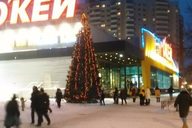 Атмосфера Нового года активными шагами приходит в Петербург: на проспекте Науки перед гипермаркетом «Окей»&nbsp;была замечена первая новогодняя ель.