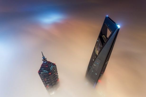 Выставка «На высоте», которая пройдет в музее Эрарта, будет включать лучшие фотографии мирового турне Вадима Махорова и Виталия Раскалова, снятые ими в самых впечатляющих, опасных и труднодоступных местах земного шара. Она предоставит зрителю уникальную возможность примерить на себя одновременно опыт супергероев, покоряющих недоступные вершины, и опыт художников, умеющих любоваться красотой окружающего мира так, что дух захватывает.