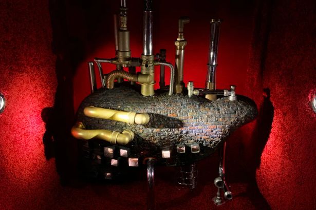 Хотите узнать, как устроено наше тело изнутри? Музей «Внутри человека» — это уникальное интерактивное пространство, где вы буквально можете «пройти» через ротовую полость, сердце, лёгкие и даже кишечник! Здесь интересно и детям, и взрослым: узнать о себе можно не только через факты, но и благодаря игривой, необычной атмосфере.