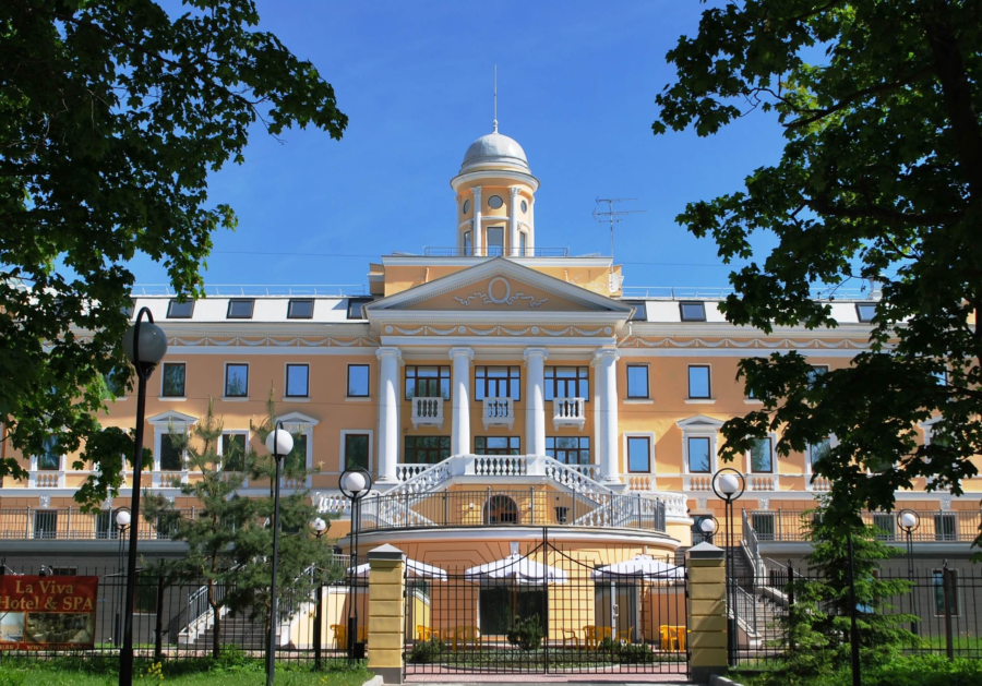 Средневековый городок с велнес-зоной, дворянская усадьба XIX века с шестью видами саун и открытым бассейном, загородный клуб с услугами ароматерапии и баней «по-черному». Питер Online собрал список из 15 лучших спа-курортов под Петербургом, где можно расслабиться и восстановить силы в хаммаме, побаловать себя медовым массажем, насладиться тишиной и спокойствием, прекрасными видами и чистейшим лесным воздухом.