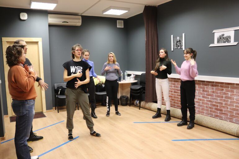 Освоить творческую профессию, раскрыть навыки артиста, избавиться от зажимов и стеснения — для актерских курсов нет ничего невозможного. Здесь учат сценическим движениям, погружению в образ, импровизации, правильной и красивой речи. Питер Online собрал подборку театральных студий, которые пробудят в вас талантливого актера.