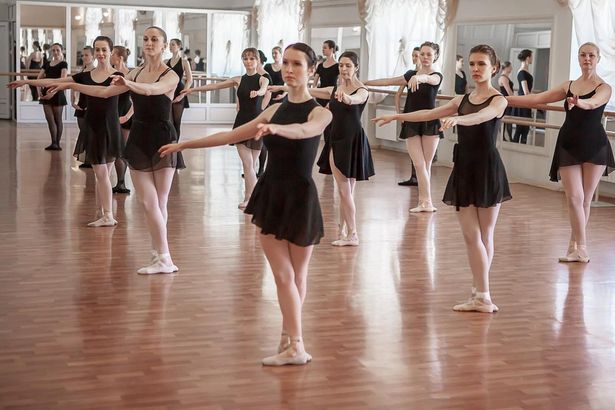 В центре Санкт-Петербурга открылась новая Студия Хореографии «Балет на Фонтанке».&nbsp;Ученики студии изучают основы классической хореографии (основы балета): положения тела, рук и ног, основные движения, а также на уроках растяжки и гимнастики приводят свое тело в тонус, укрепляют мышцы, строят красивый мышечный корсет и развивают пластичность.