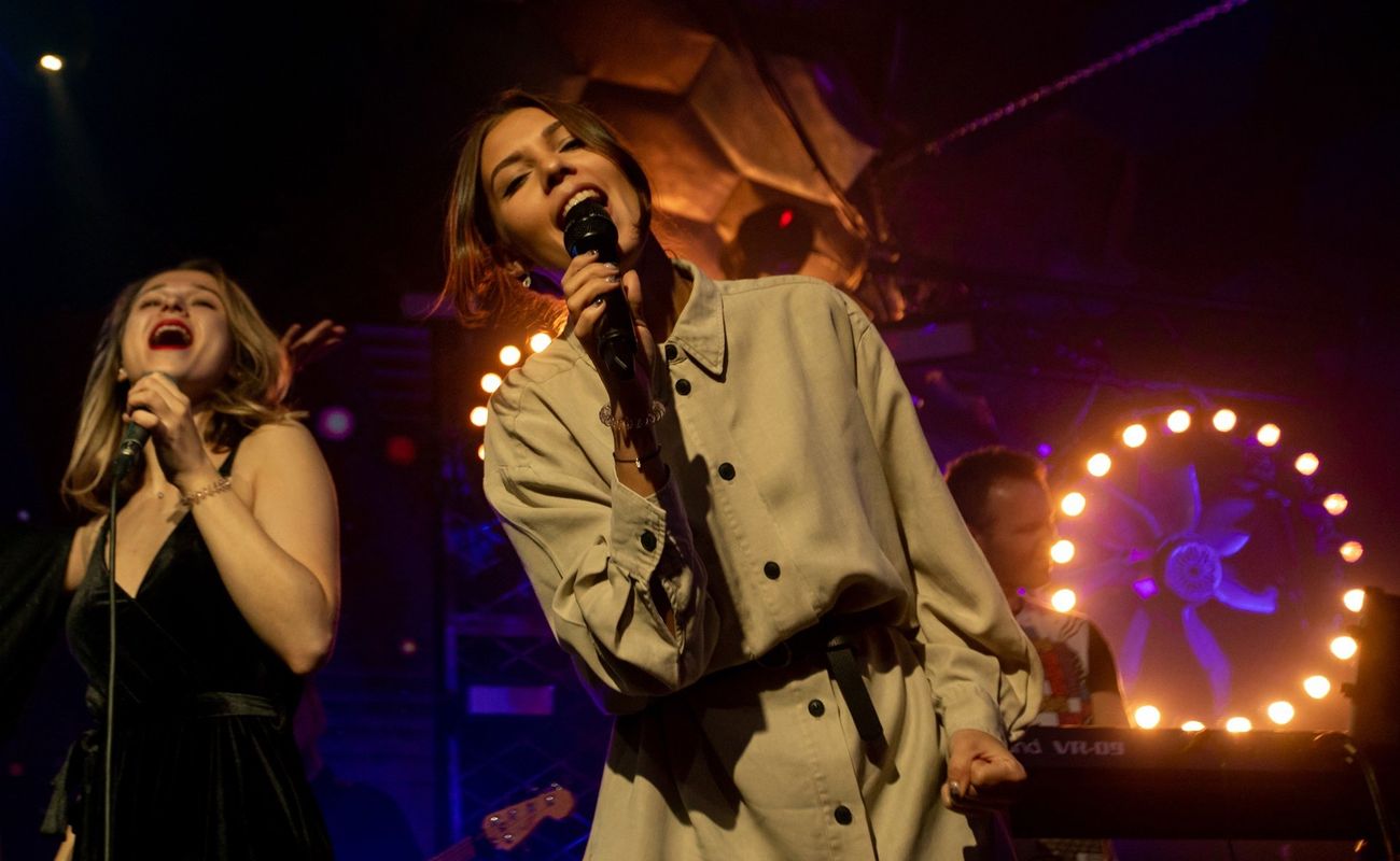 Санкт-Петербург предлагает множество отличных вариантов для тех, кто хочет научиться петь, играть на гитаре или фортепиано. Мы собрали лучшие музыкальные школы города, где взрослые могут начать своё музыкальное путешествие с нуля или продолжить развивать навыки. Здесь вы найдете курсы для всех уровней, от новичков до продвинутых, и сможете раскрыть свой творческий потенциал в дружелюбной атмосфере. Независимо от жанра — будь то джаз, классика или поп — вы будете уверенно выступать перед публикой.