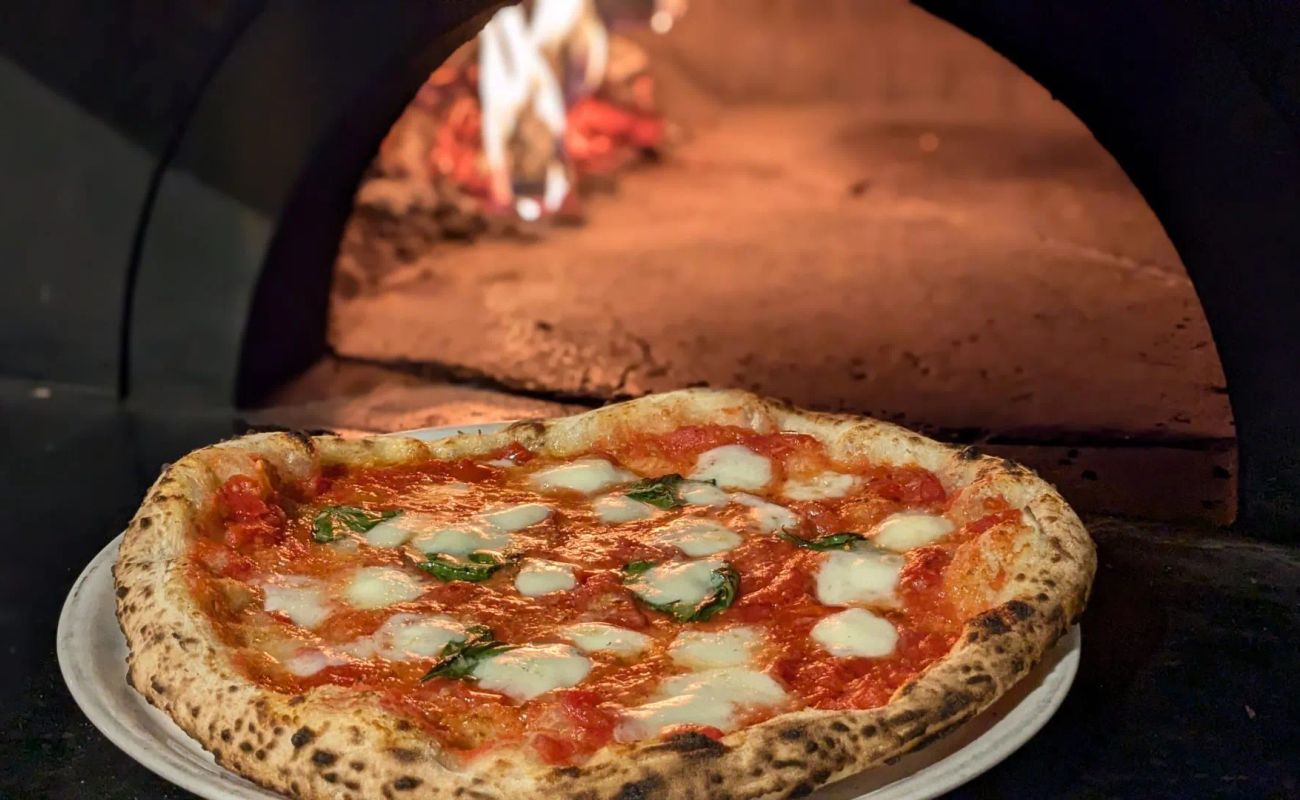 Римские пиццерии с 72-часовой ферментацией — от бюджетной Crispy Pizza за 1000 ₽ до дворцового Il Lago dei Cigni за 4850 ₽.