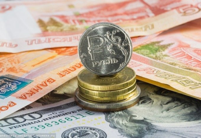 ВЦИОМ опубликовал опрос, в котором узнал мнение россиян о курсе доллара. Оптимистичные жители нашей страны уверены, что через год курс американца упадет до 49 рублей.&nbsp;При этом в феврале года они были уверены, что курс доллара увеличится до 83 рублей.