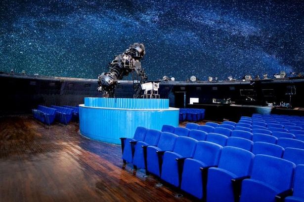 4 ноября петербуржцы смогут отпраздновать не только День народного единства, но и День рождения петербургского планетария. По случаю праздника здесь готовят большую особую программу для взрослых и детей: кинопоказы, выставки и, конечно, вечерние наблюдения.