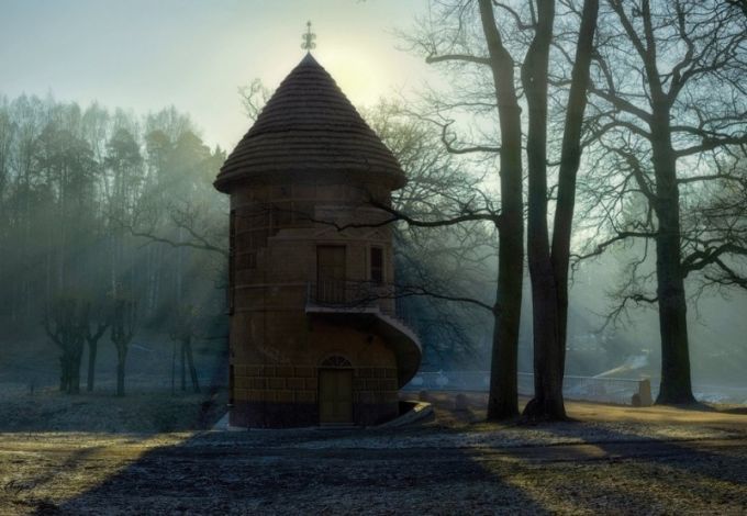 Гуляя по музею-заповеднику «Павловск», в одном из тихих уголков парка можно заметить самый необычную достопримечательность. Круглую башенку с крышей-конусом построили аккурат на границе с мрачным и неизвестным – раньше на этом месте кончались облагороженные территории парка и начинались темные леса Новой Сильвии.