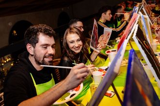 В сердце творческого объединения Painty скрывается мир неограниченных возможностей для любителей искусства: от погружения в медитативный процесс создания абстрактных шедевров в формате «Флюид-арт» до увлекательных сессий «Wine & Art», где каждый мазок кисти сопровождается изысканными вкусами вин, отобранных профессиональным сомелье.