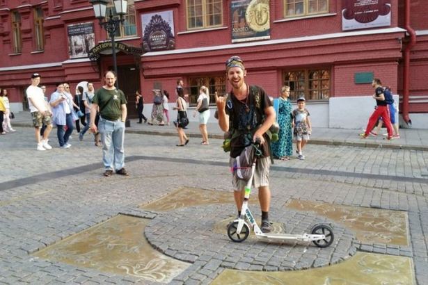 Александр Рендаков, который на днях преодолел 720 километров за шесть дней на обычном самокате, поставил рекорд трассы М-10 «Россия». За что его и наградит Росавтодор.