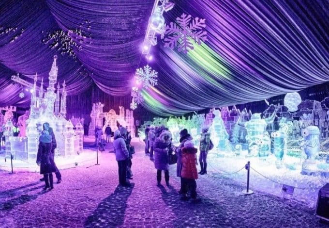 С 24 декабря по 1 марта в Петропавловской крепости будет проходить огромная галерея ледяных композиций, на которой петербуржцы и гости города наяву встретятся со сказочными героями и существами, полностью сделанными изо льда. А главным экспонатом станет шестиметровый ледяной корабль.