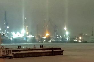 Утром 31 января над фонарями северных районов встали световые столбы — редкое оптическое явление, а не мистика.
