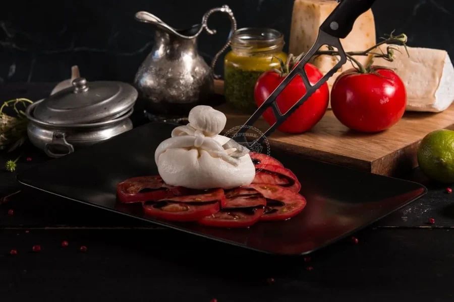 Сырная лавка фермы "Деревня" с полками домашних сыров