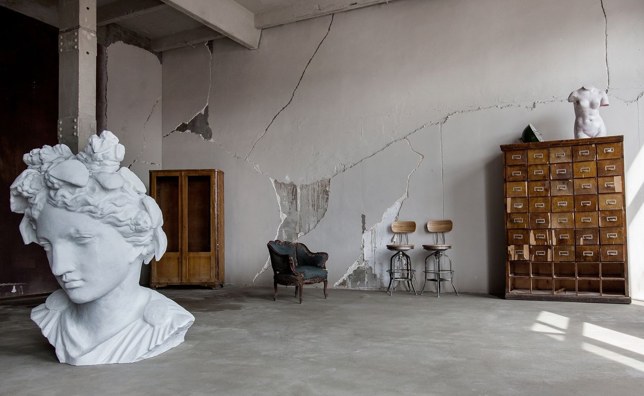 Сделать фотосессию в антураже европейского Рождества, устроить творческую съемку в урбанистическом стиле или организовать фотосет для бренда одежды в минималистичных интерьерах. Чтобы вы не потерялись в выборе, Питер Online подобрал 20 лучших фотостудий Петербурга с почасовой арендой от 700 рублей в час.