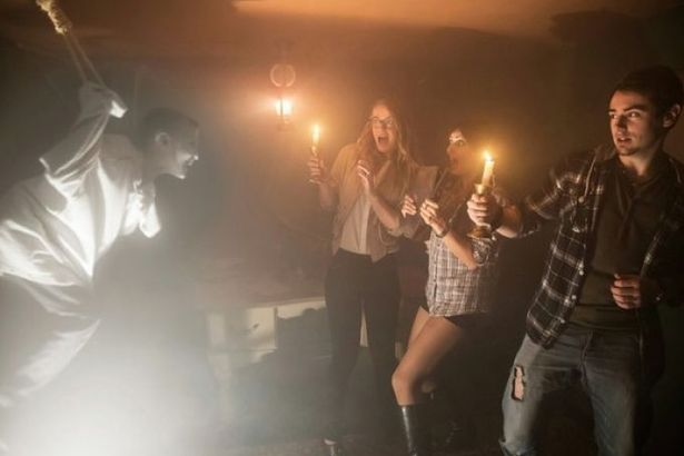 Таинственный старый дом... Рассказывают, что в нём обитают призраки пропавших без вести отца и сына, которые проникают в голову тех, кто сюда приходит. Этот шёпот в их головах сводит с ума. Но поверят ли скептики в мистику? Смогут ли участники продержаться больше часа и не сойти с ума?