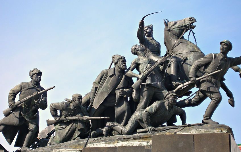 Монументальный памятник Василию Ивановичу Чапаеву около Военной Академии связи в Санкт-Петербурге