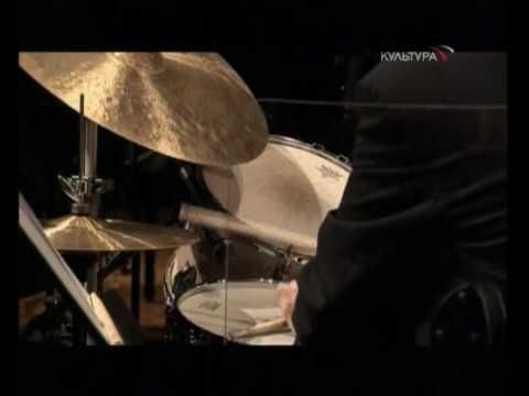 В петербургском БКЗ выступит легенда джазовой и фортепианной музыки Мишель Легран. Он вместе с с симфоническим оркестром исполнит колоритный французский шансон и музыку из фильм «Шербурские зонтики». Слушатели погрузятся в романтичную атмосферу Франции 50-х годов.