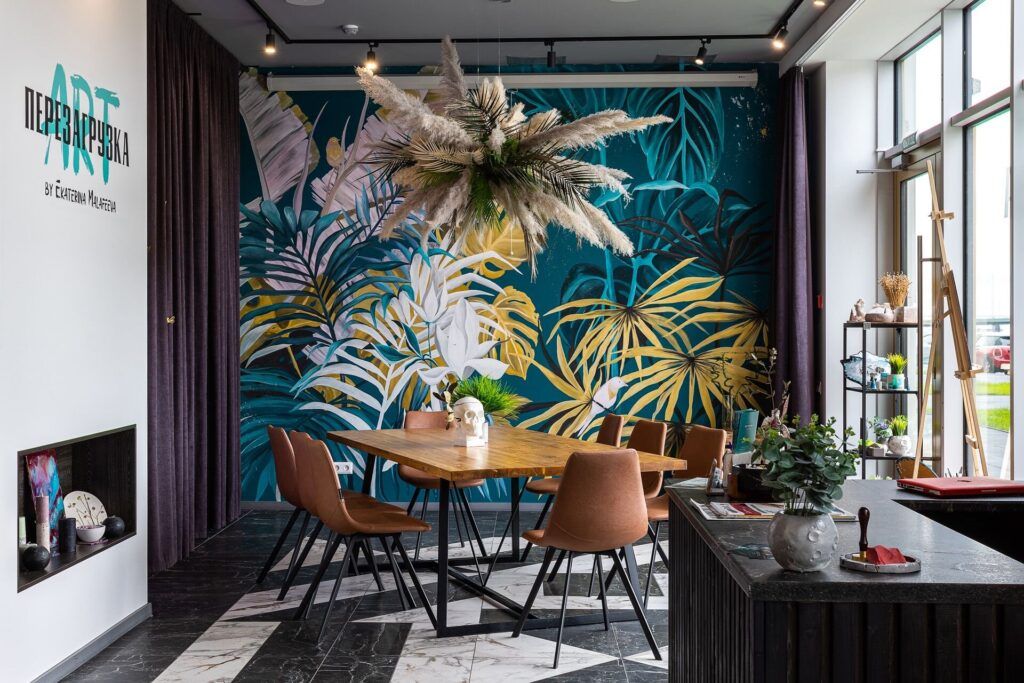 Творческое пространство «Арт-Перезагрузка»: яркие картины, неоновые акценты и арт-терапевтическая атмосфера