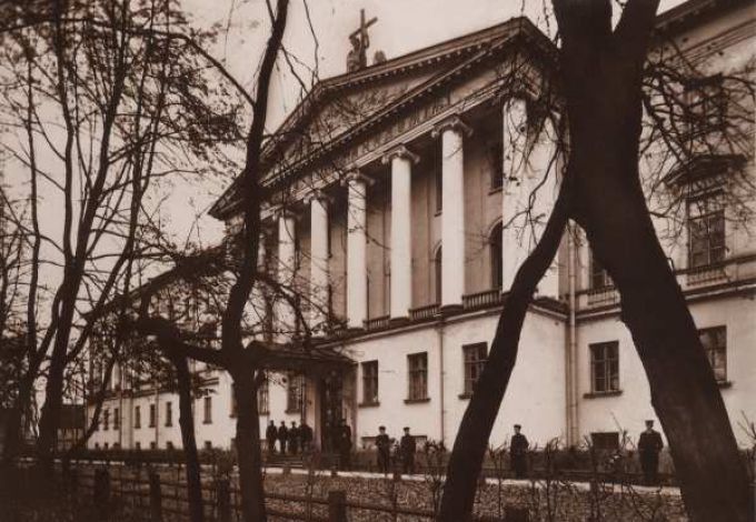 Историческое здание Духовной академии на набережной Обводного канала с классической архитектурой XIX века