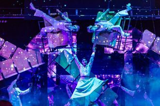 В феврале и марте зрители Ленинград Центра попадут в таинственный лунный мир, где все не так, как на Земле. Историю двух влюбленных сопровождает выступление более 50 артистов, в том числе мастеров спорта по акробатике и гимнастике. Показы начнутся ко Дню всех влюбленных.