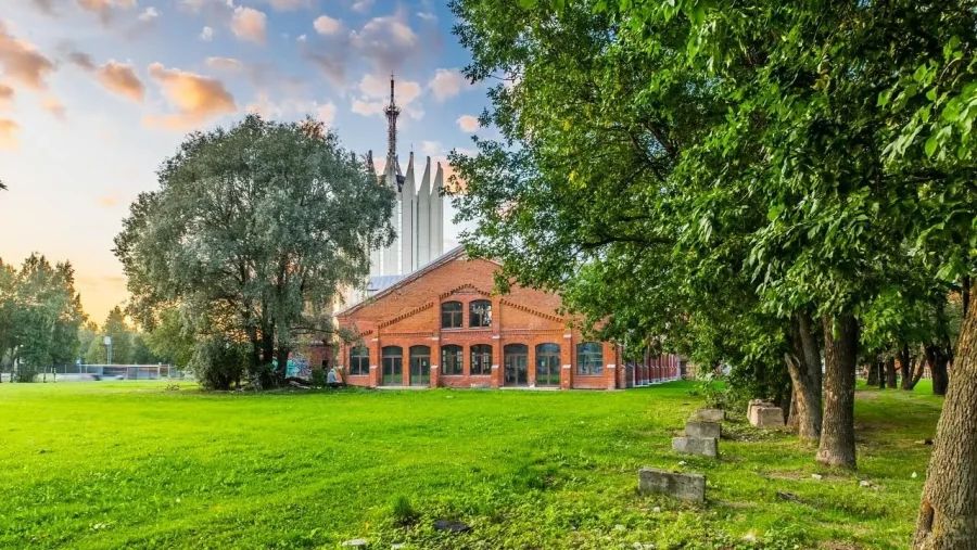 Живописный Сад Бенуа в Санкт-Петербурге с современными культурными объектами и зелеными насаждениями