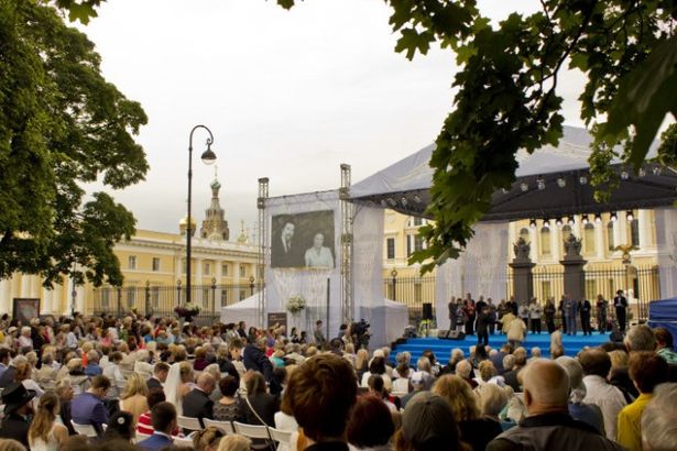 До 9 июля движение транспорта по улице от площади Искусств до Садовой будет прекращено, а на самой площади развернется большая праздничная программа с рыцарскими турнирами, свадебными танцами, шествием супружеских пар и концертом.